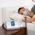 BPAP Resmed Aircuve 10S en mesa de luz
