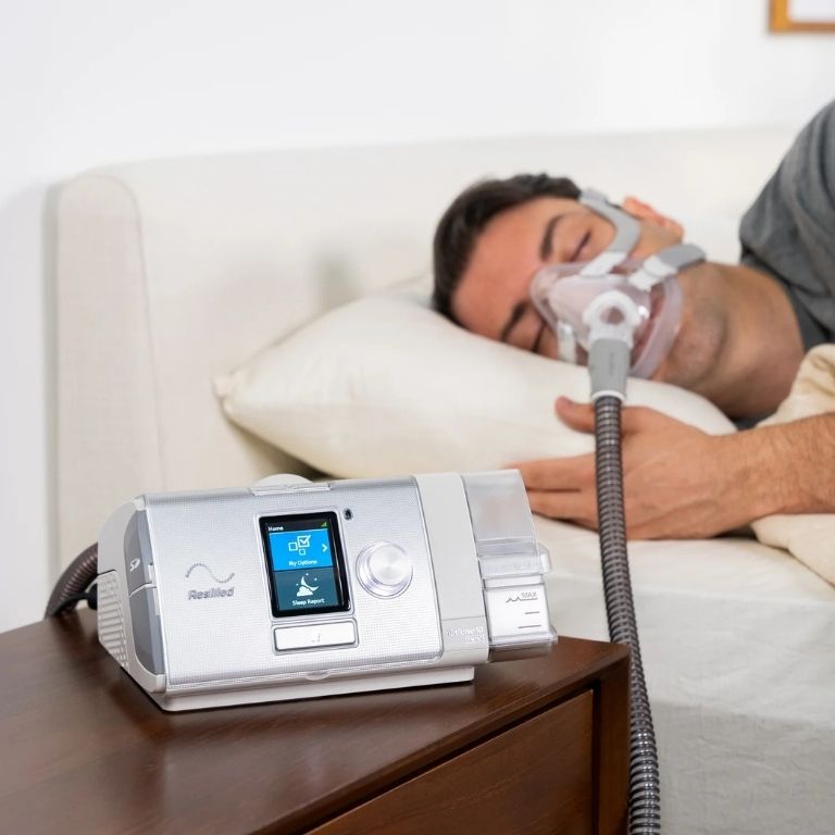 BPAP Resmed Aircuve 10S en mesa de luz