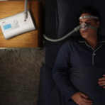 paciente utilizando el CPAP Yuwell YH-350 con Humidificador